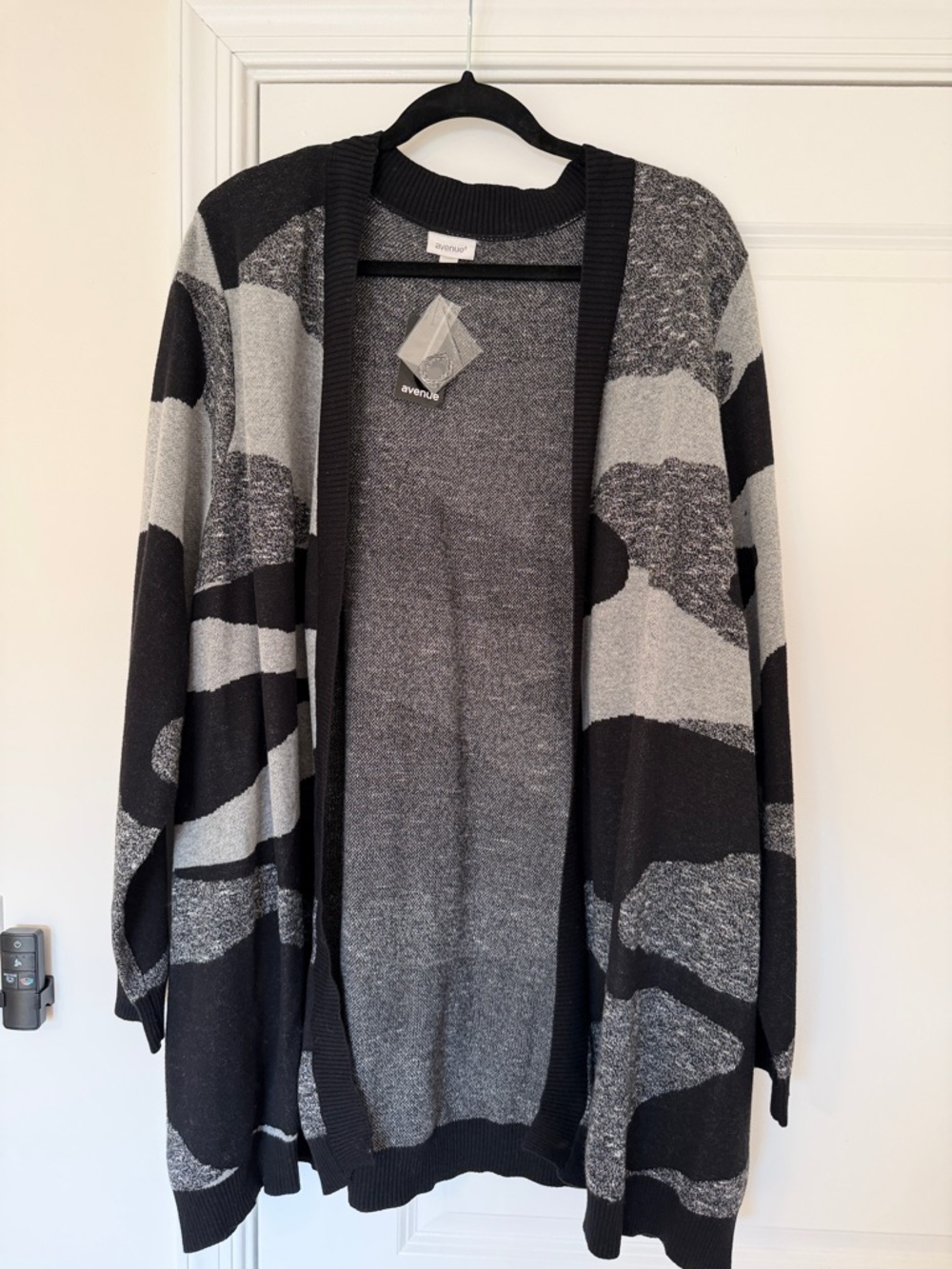 NWT Avenue Open Front Black & Gray Patterned Cardigan